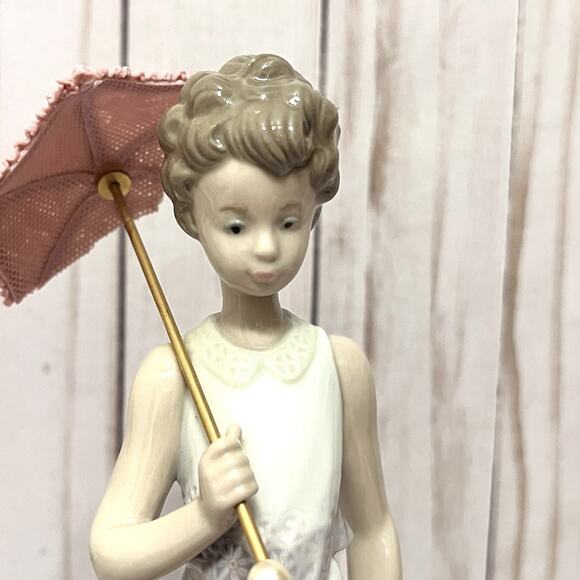 Vintage LLADRO #7617 Porcelain Figurine Garden Classic Woman & Umbrella **Broken - Picture 2 of 13